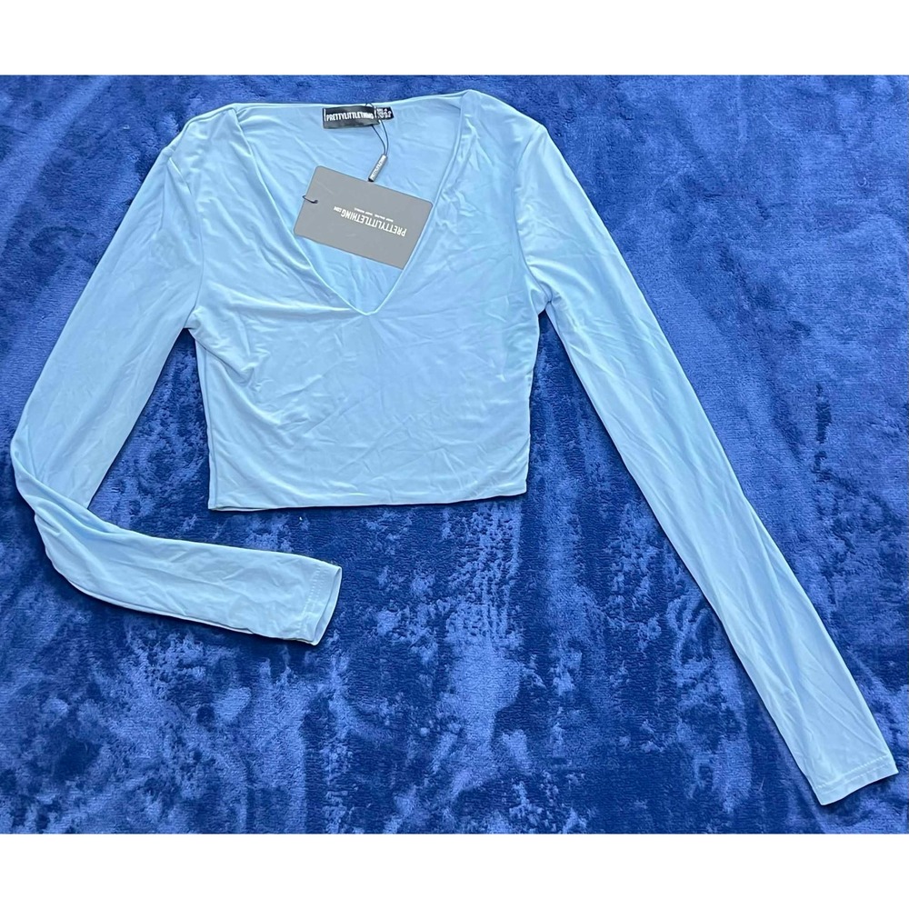 NWT New PrettyLittleThing Baby Blue V-Neck Long Sleeve Crop Top Size 0